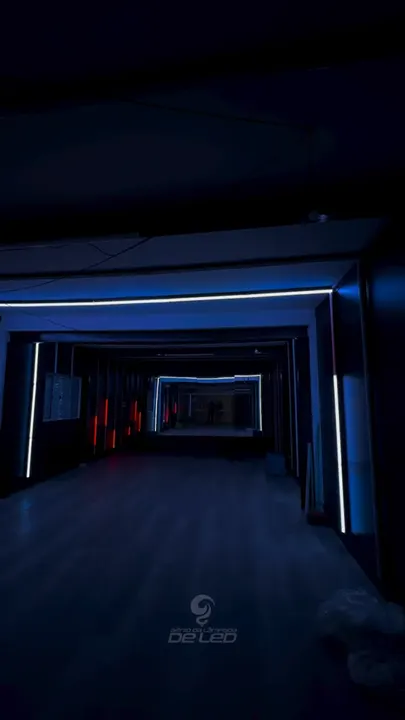Corredor com pontos de LED no teto e nas paredes