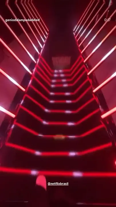 Portal de linhas de LED vermelhas em um evento