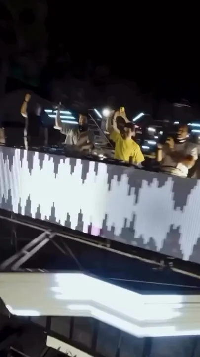 Palco de evento com estrutura de LED