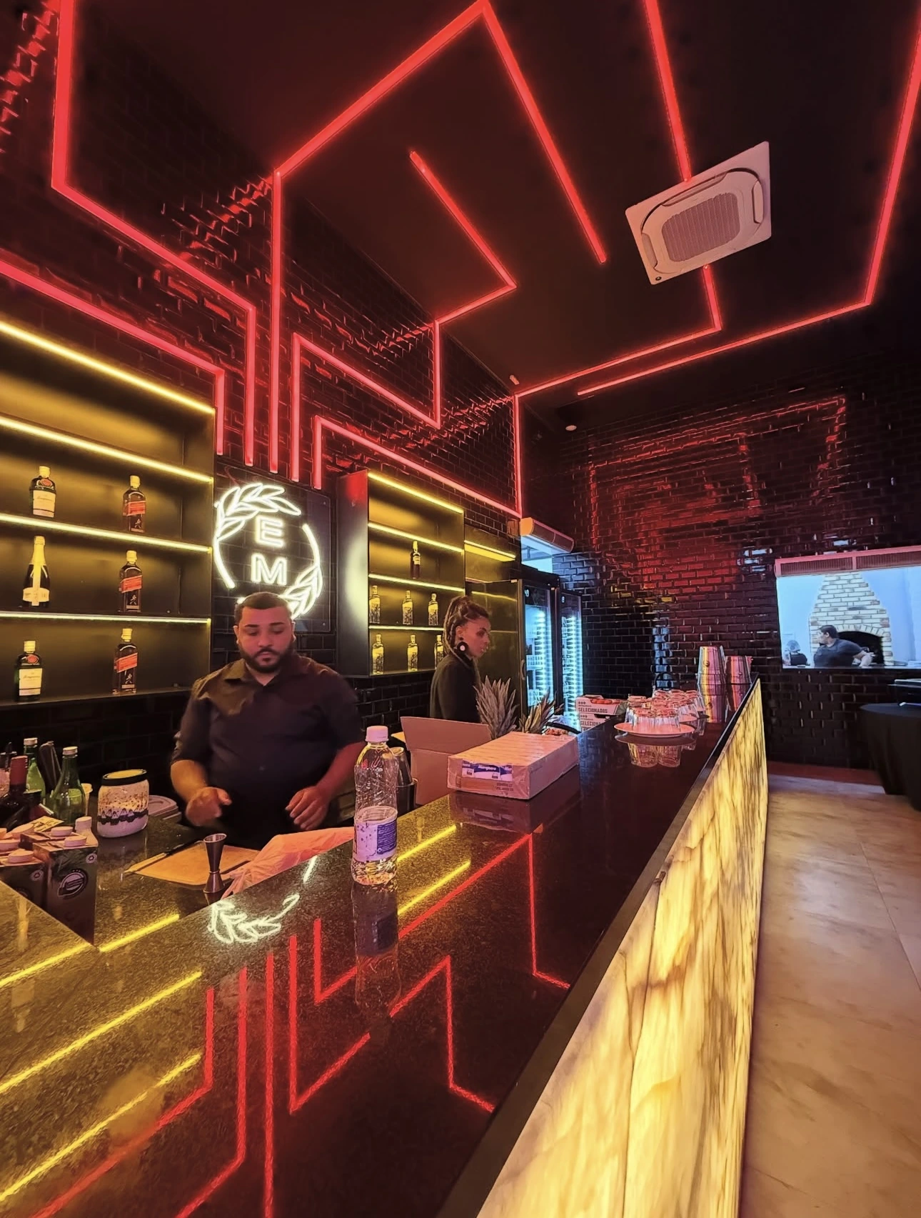 Bar com linhas de LED vermelhas