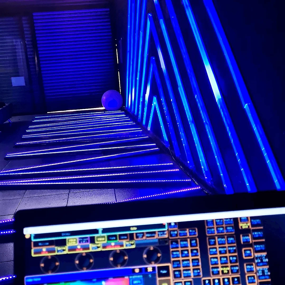 Estrutura com linhas de LED azuis e mesa de controle