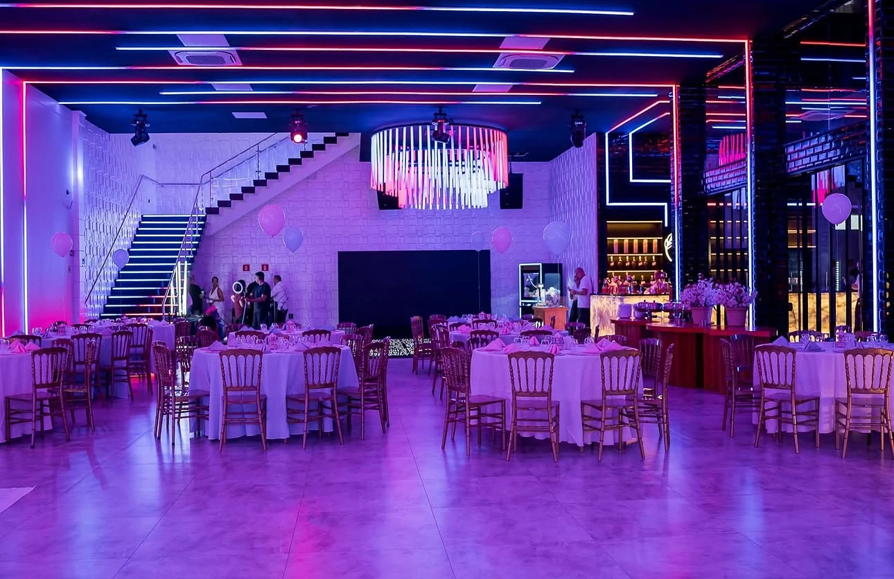 Salão de festas com linhas de LED no teto e nas paredes